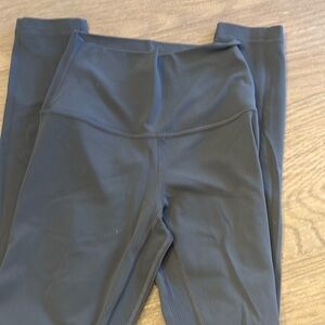 - Lululemon align
High Rise, 25" Length
• Intended to sit above ankle